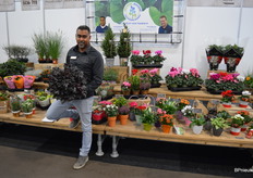 Anand Hanoemand van Growing Success, met in de hand een nieuwe heuchera van Kwekerij Scholte.